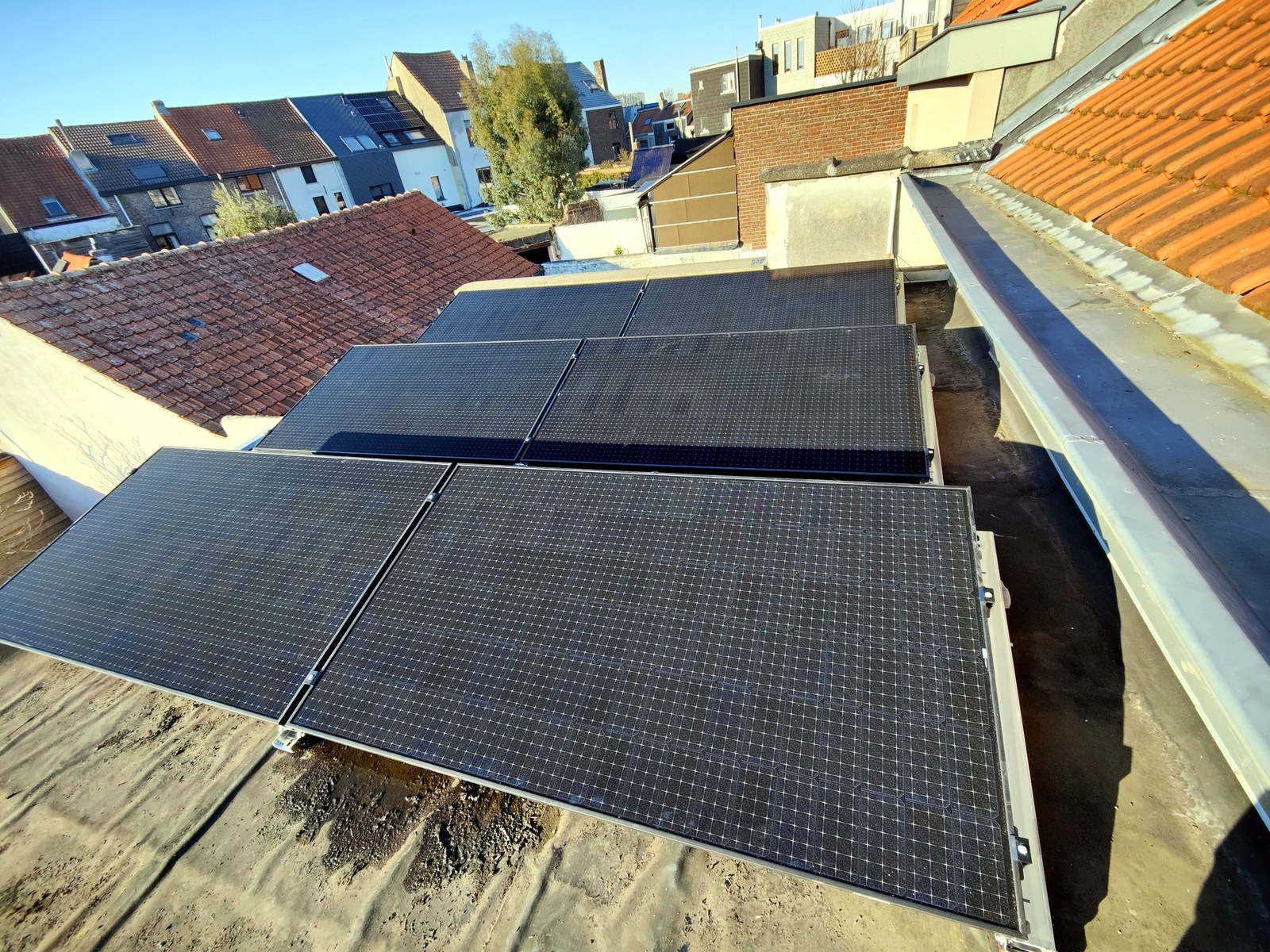 Professionele zonnepaneleninstallatie op renovatieterras in Oost-Vlaanderen. Duurzame energieopwekking met moderne technologie op maat geplaatst.