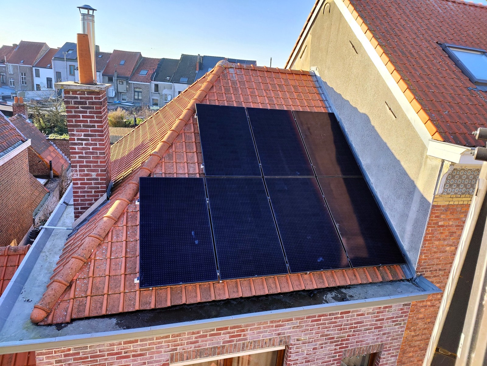 Professionele dakrenovatie met zonnepanelen op maat in Oost-Vlaanderen. Dakwerk en gevelafwerking door renovatiebedrijf T Nieuw Project.