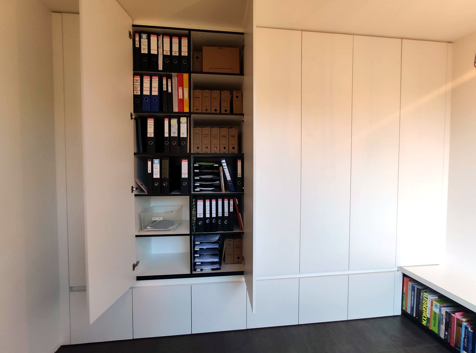 Moderne ingebouwde kasten op maat met witte deuren en zwarte binnenkant, professionele renovatie Oost-Vlaanderen