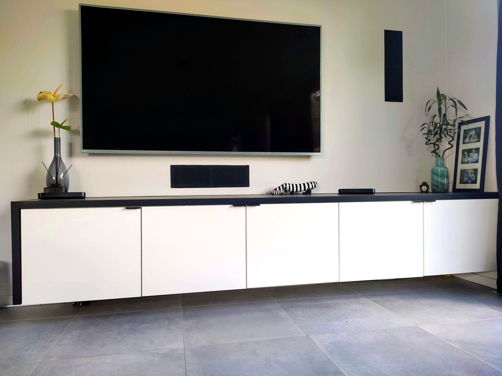 Moderne inbouwkast op maat met witte fronten en zwart frame, professioneel geïnstalleerd in Oost-Vlaanderen door renovatiebedrijf T Nieuw Project.