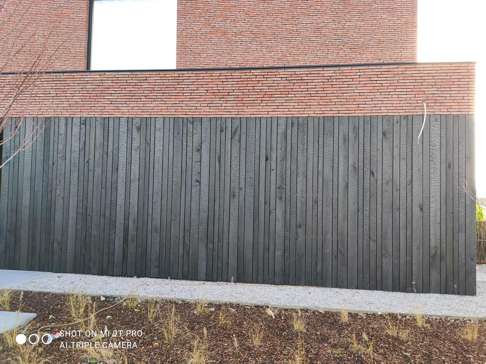 Gerenoveerde houten gevel met grijze schieting op maat gemaakt in Oost-Vlaanderen door T Nieuw Project