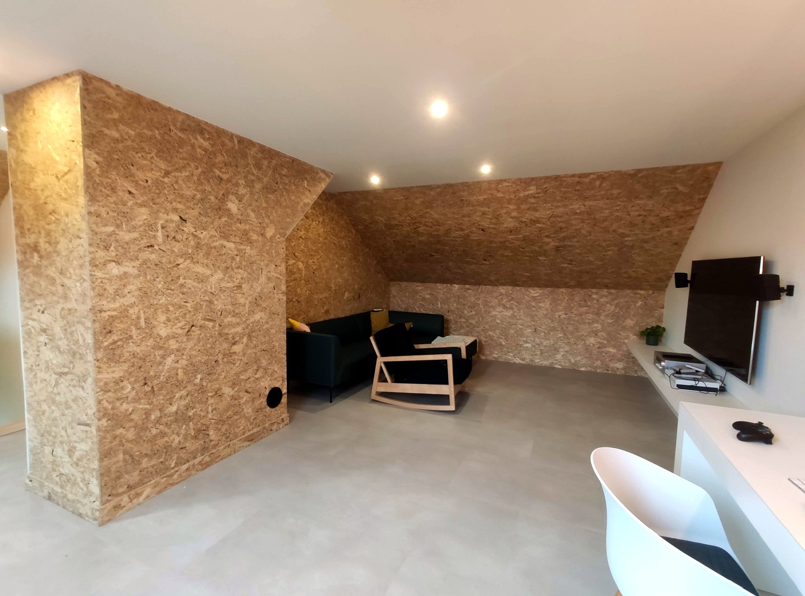 Moderne interieuurrenovatie met op maat gemaakt kurk wandbekleding en professionele afwerking in Oost-Vlaanderen.