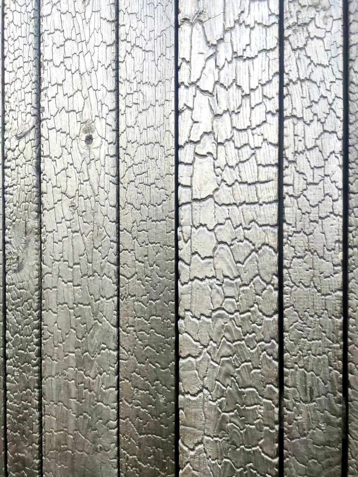 Gedetailleerde afwerking van houten wandbekleding met vintage craquelé schilderwerk, perfect voor renovatieprojecten op maat in Oost-Vlaanderen